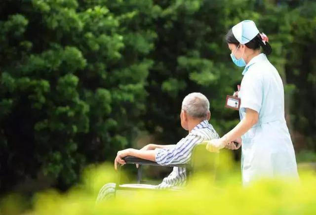 如何正確選擇請個護理老人保姆