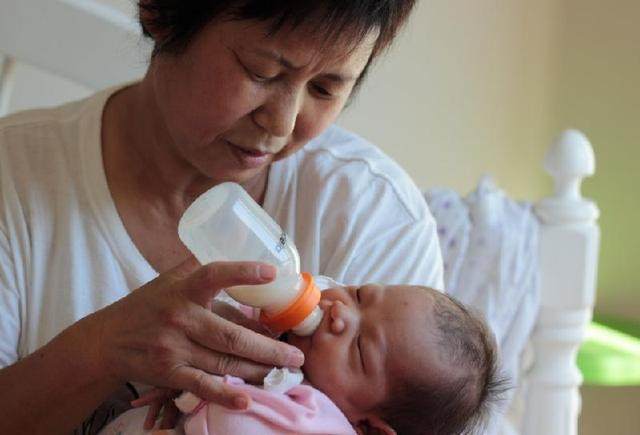 現(xiàn)在請(qǐng)個(gè)住家保姆帶小孩一個(gè)月多錢？